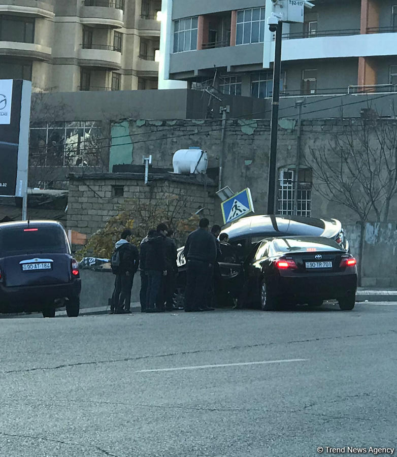 Bakıda bir avtomobilin digərinə yol verməməsi qəzaya səbəb oldu (FOTO)