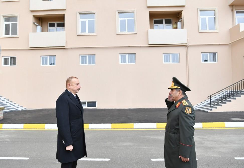 Prezident İlham Əliyev Sabunçu rayonunda hərbçilərə yeni mənzillərin verilməsi mərasimində iştirak edib (FOTO) (YENİLƏNİB)