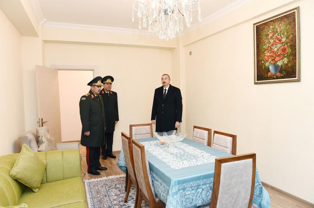 Prezident İlham Əliyev Sabunçu rayonunda hərbçilərə yeni mənzillərin verilməsi mərasimində iştirak edib (FOTO) (YENİLƏNİB)