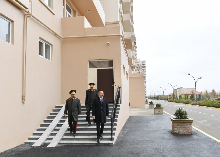 Prezident İlham Əliyev Sabunçu rayonunda hərbçilərə yeni mənzillərin verilməsi mərasimində iştirak edib (FOTO) (YENİLƏNİB)