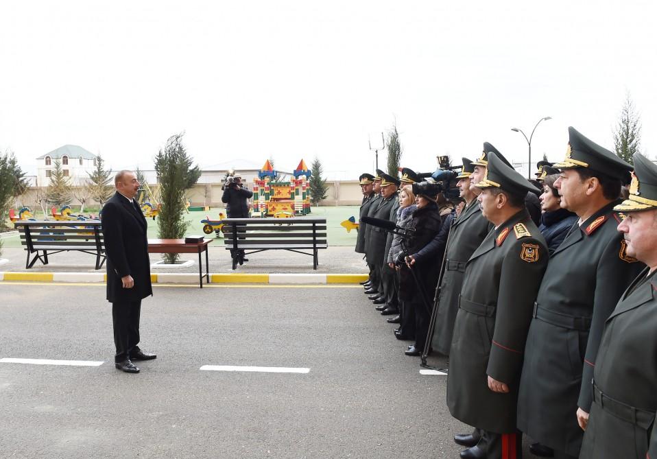 Prezident İlham Əliyev Sabunçu rayonunda hərbçilərə yeni mənzillərin verilməsi mərasimində iştirak edib (FOTO) (YENİLƏNİB)