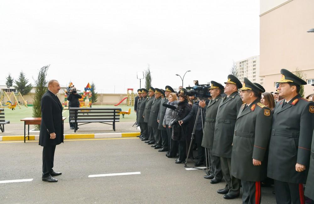 Prezident İlham Əliyev Sabunçu rayonunda hərbçilərə yeni mənzillərin verilməsi mərasimində iştirak edib (FOTO) (YENİLƏNİB)