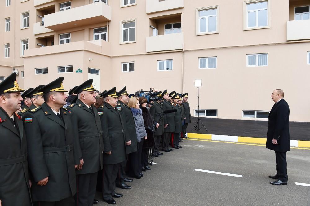 Prezident İlham Əliyev Sabunçu rayonunda hərbçilərə yeni mənzillərin verilməsi mərasimində iştirak edib (FOTO) (YENİLƏNİB)
