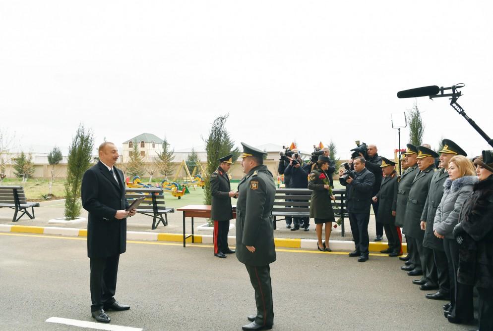 Prezident İlham Əliyev Sabunçu rayonunda hərbçilərə yeni mənzillərin verilməsi mərasimində iştirak edib (FOTO) (YENİLƏNİB)
