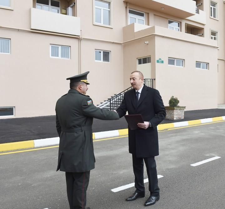 Prezident İlham Əliyev Sabunçu rayonunda hərbçilərə yeni mənzillərin verilməsi mərasimində iştirak edib (FOTO) (YENİLƏNİB)