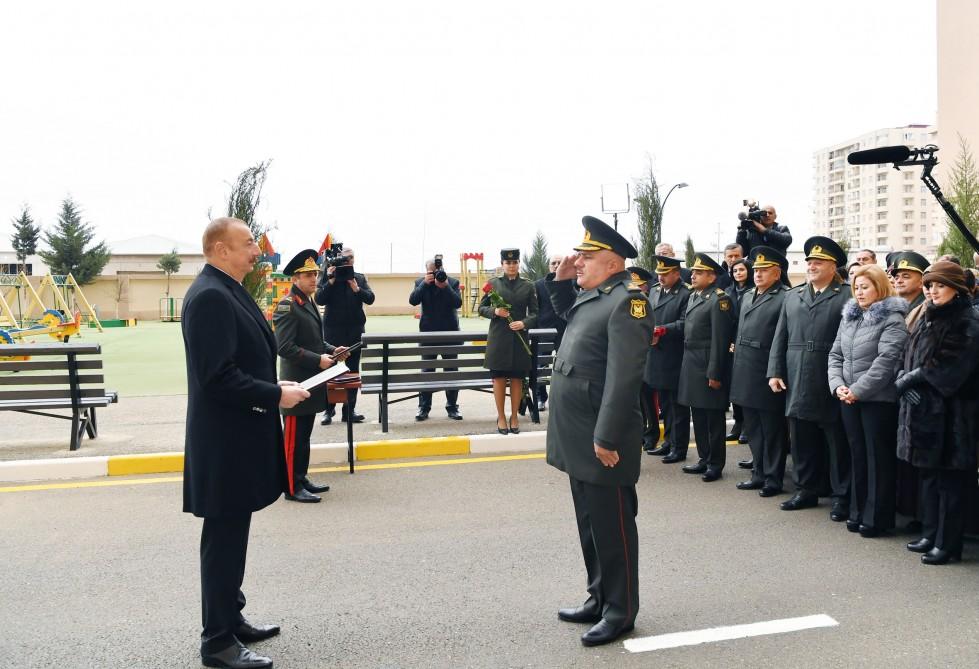 Prezident İlham Əliyev Sabunçu rayonunda hərbçilərə yeni mənzillərin verilməsi mərasimində iştirak edib (FOTO) (YENİLƏNİB)