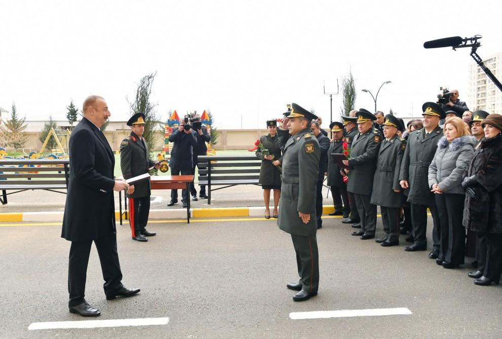 Prezident İlham Əliyev Sabunçu rayonunda hərbçilərə yeni mənzillərin verilməsi mərasimində iştirak edib (FOTO) (YENİLƏNİB)