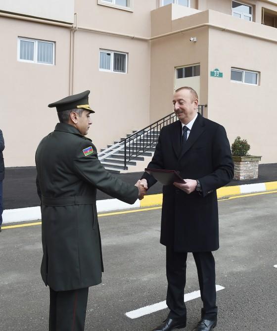 Prezident İlham Əliyev Sabunçu rayonunda hərbçilərə yeni mənzillərin verilməsi mərasimində iştirak edib (FOTO) (YENİLƏNİB)