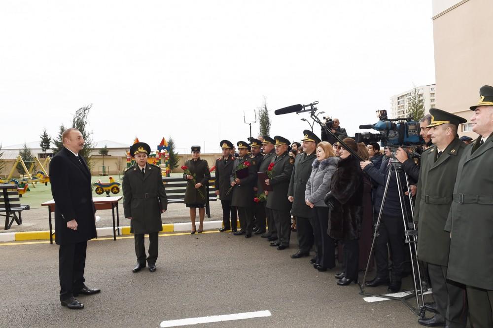 Prezident İlham Əliyev Sabunçu rayonunda hərbçilərə yeni mənzillərin verilməsi mərasimində iştirak edib (FOTO) (YENİLƏNİB)