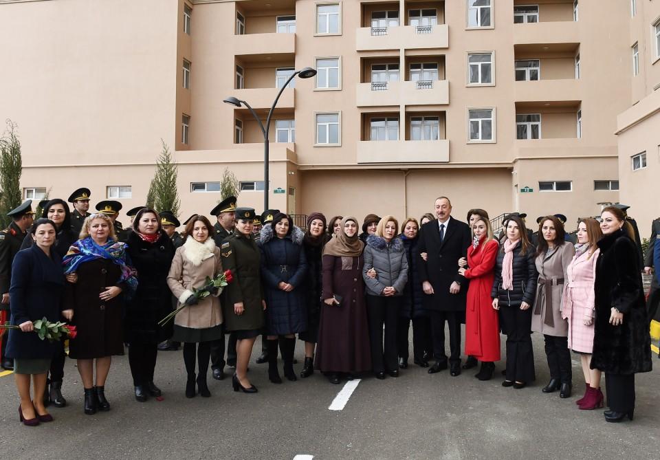Prezident İlham Əliyev Sabunçu rayonunda hərbçilərə yeni mənzillərin verilməsi mərasimində iştirak edib (FOTO) (YENİLƏNİB)