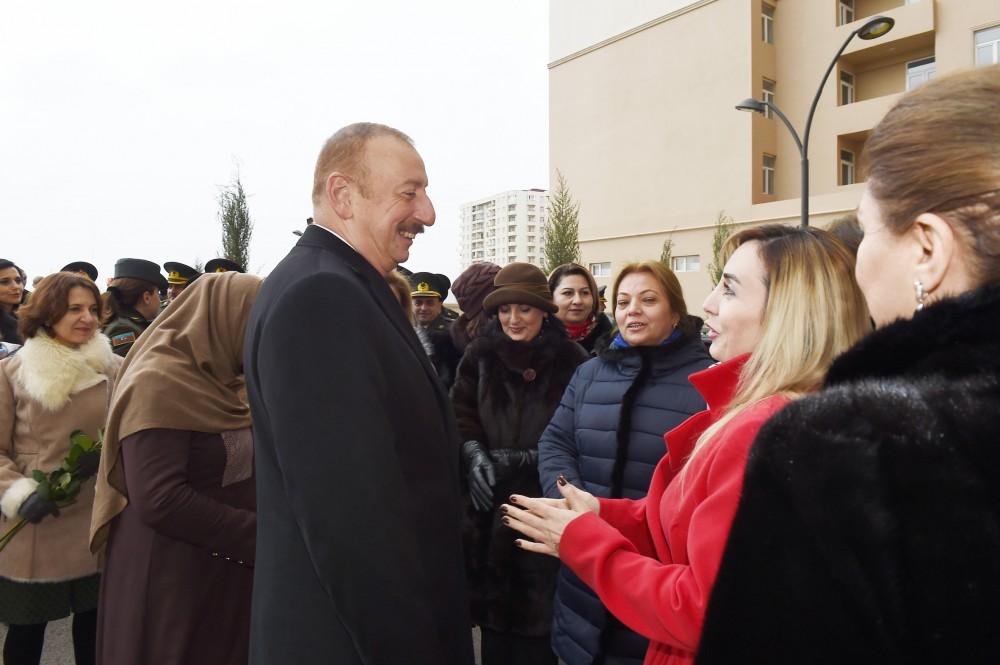 Prezident İlham Əliyev Sabunçu rayonunda hərbçilərə yeni mənzillərin verilməsi mərasimində iştirak edib (FOTO) (YENİLƏNİB)