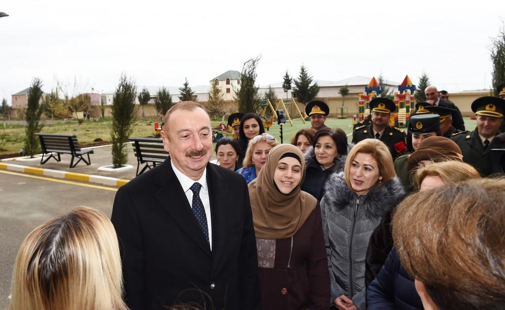 Prezident İlham Əliyev Sabunçu rayonunda hərbçilərə yeni mənzillərin verilməsi mərasimində iştirak edib (FOTO) (YENİLƏNİB)