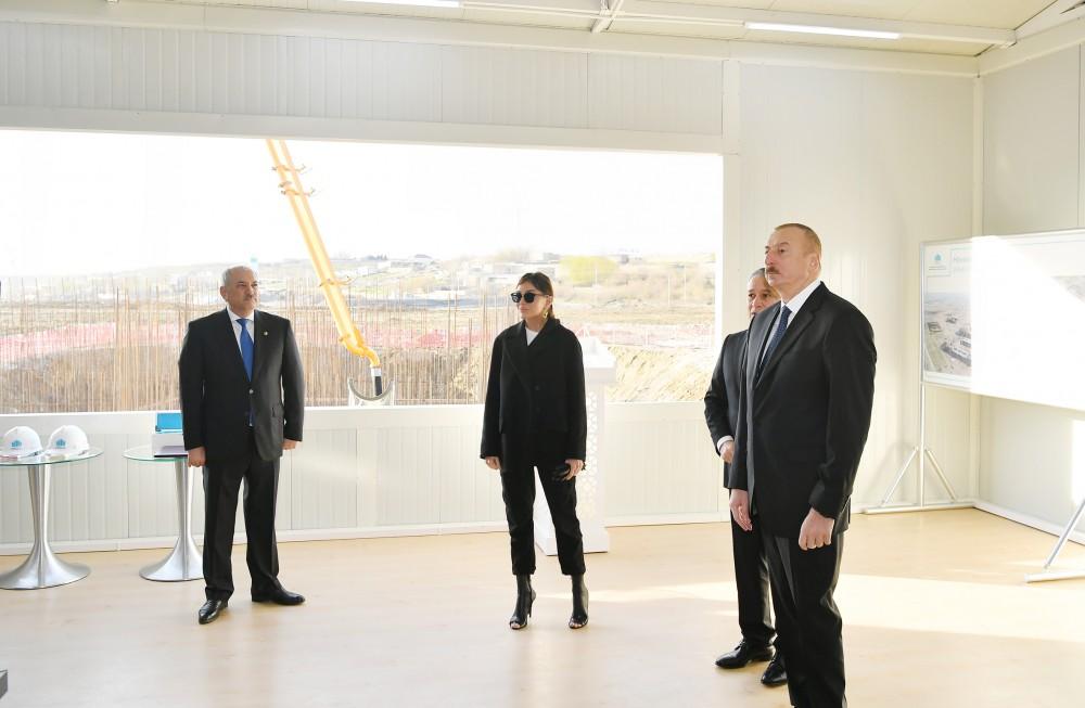 Prezident İlham Əliyev və birinci xanım Mehriban Əliyeva Mənzil İnşaatı Dövlət Agentliyinin Yasamal yaşayış kompleksinin açılışında iştirak ediblər (YENİLƏNİB) (FOTO)