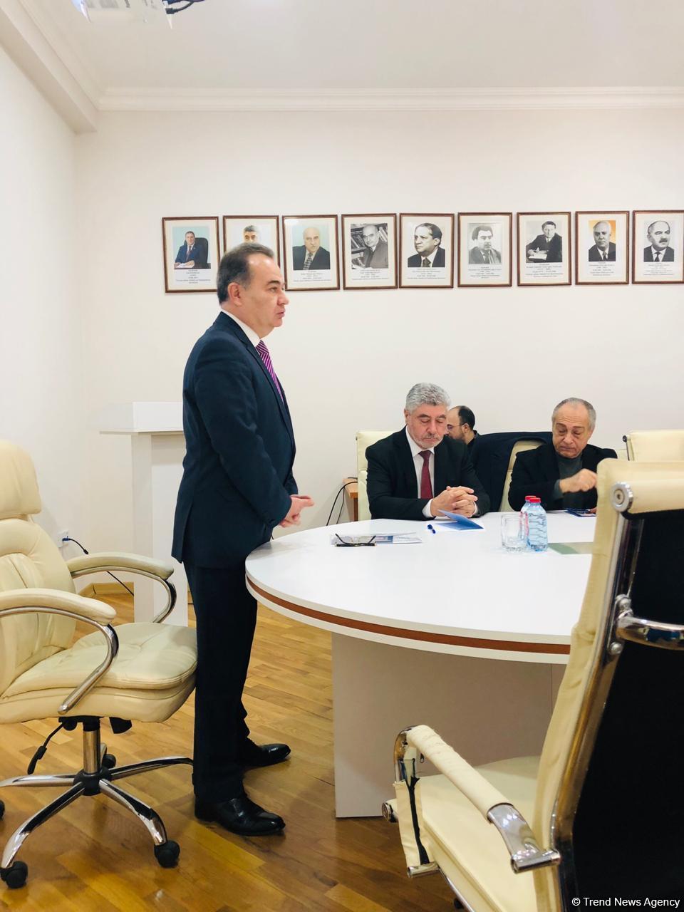 Sənətşünas alim, akademik Rasim Əfəndiyevin anadan olmasının 90 illiyinə həsr olunmuş elmi sessiya keçirilib (FOTO)