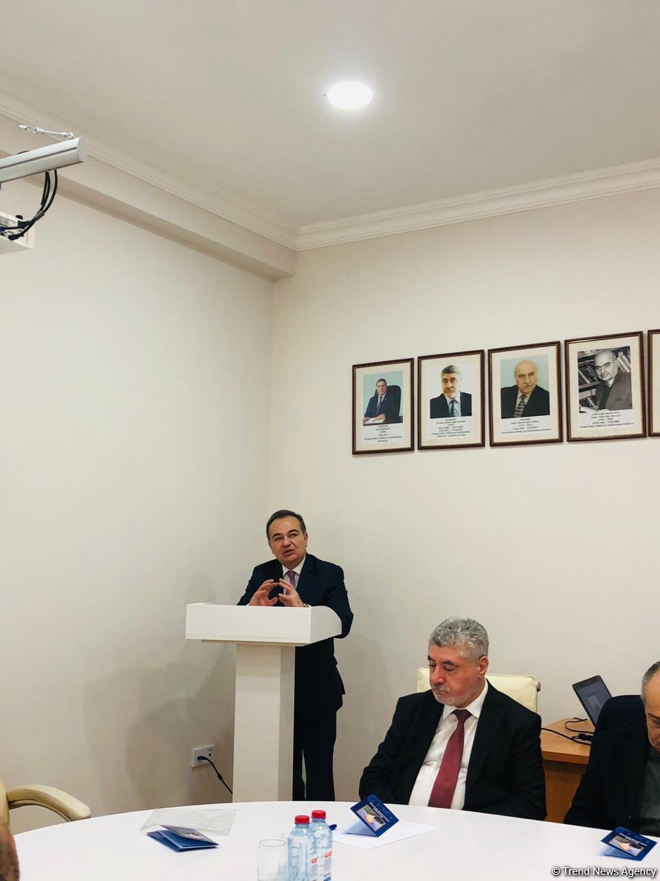 Sənətşünas alim, akademik Rasim Əfəndiyevin anadan olmasının 90 illiyinə həsr olunmuş elmi sessiya keçirilib (FOTO)