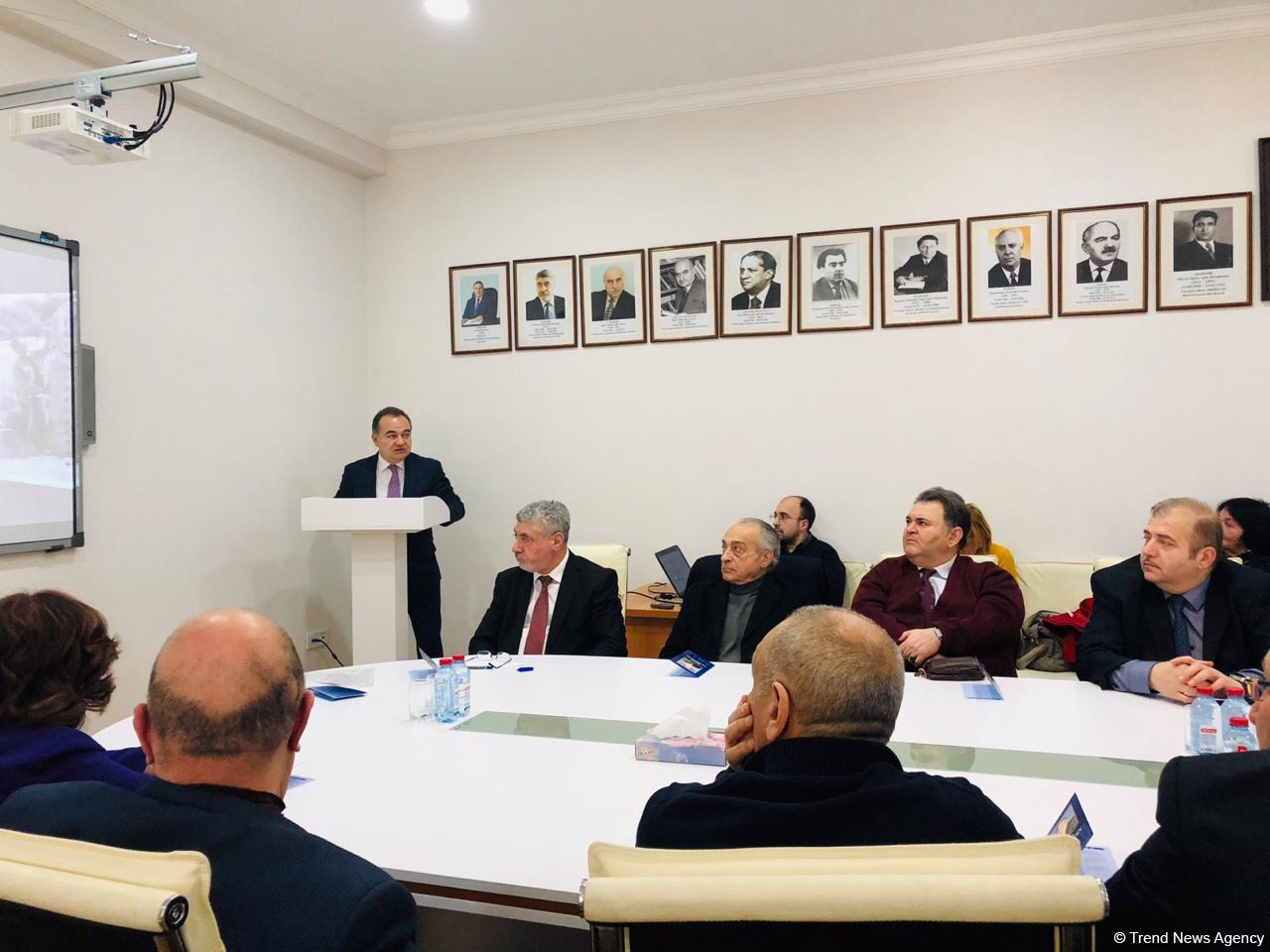 Sənətşünas alim, akademik Rasim Əfəndiyevin anadan olmasının 90 illiyinə həsr olunmuş elmi sessiya keçirilib (FOTO)