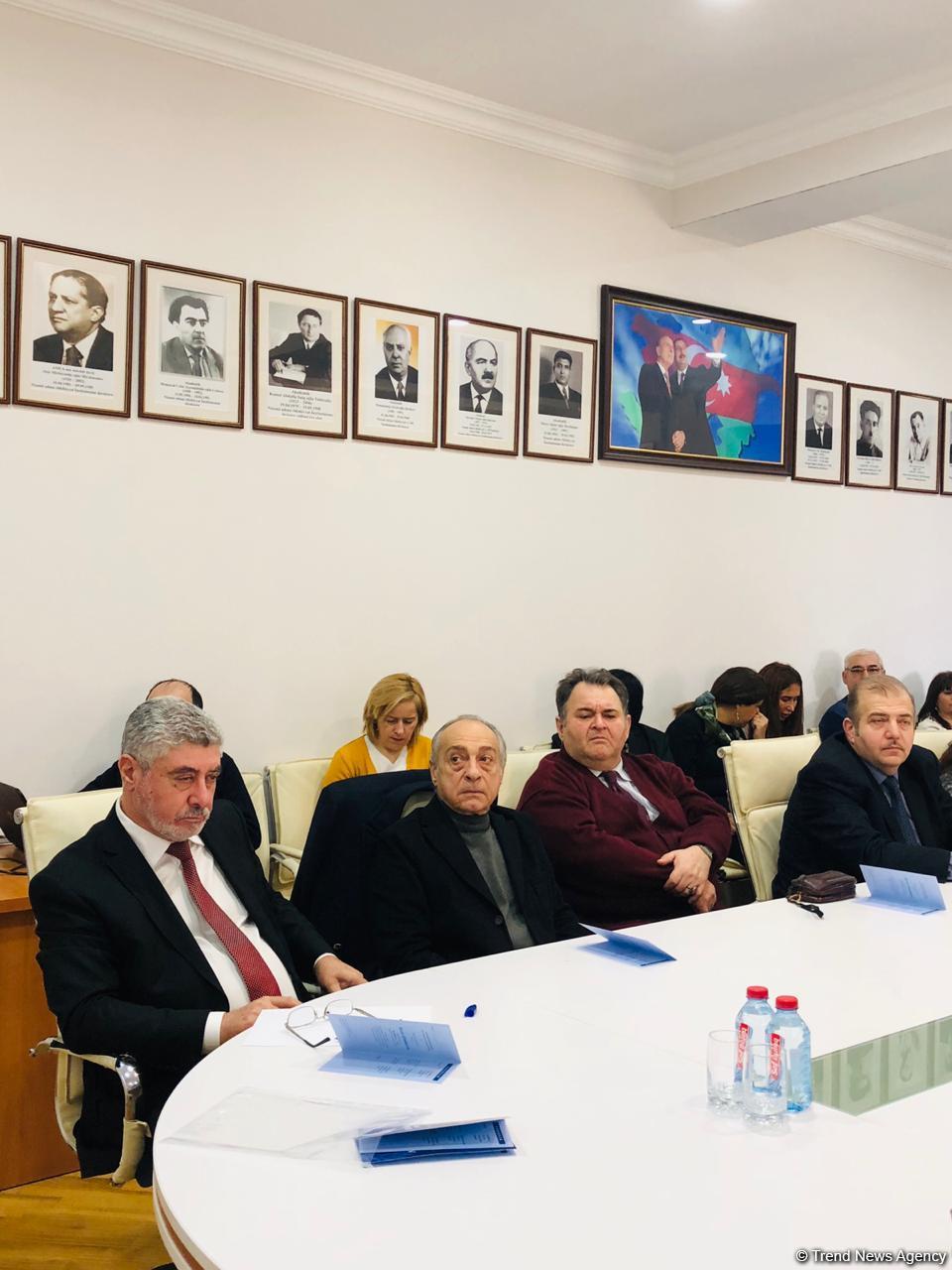 Sənətşünas alim, akademik Rasim Əfəndiyevin anadan olmasının 90 illiyinə həsr olunmuş elmi sessiya keçirilib (FOTO)