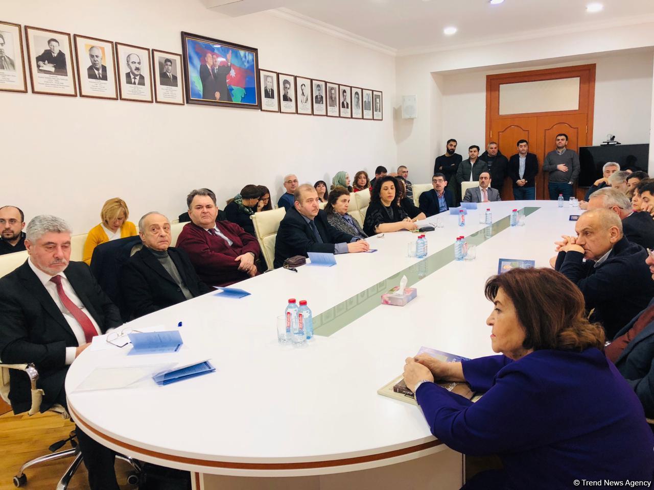 Sənətşünas alim, akademik Rasim Əfəndiyevin anadan olmasının 90 illiyinə həsr olunmuş elmi sessiya keçirilib (FOTO)
