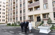 Prezident İlham Əliyev və birinci xanım Mehriban Əliyeva Sumqayıtda qaçqın və məcburi köçkün ailələri üçün inşa olunan yaşayış binaları kompleksinin açılışında iştirak ediblər (FOTO) (YENİLƏNİB)