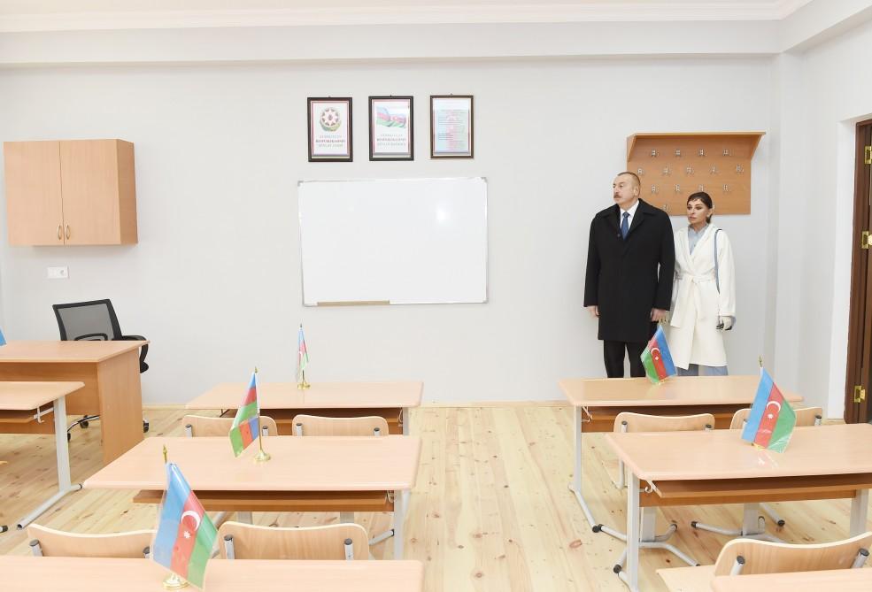 Prezident İlham Əliyev və birinci xanım Mehriban Əliyeva Sumqayıtda qaçqın və məcburi köçkün ailələri üçün inşa olunan yaşayış binaları kompleksinin açılışında iştirak ediblər (FOTO) (YENİLƏNİB)