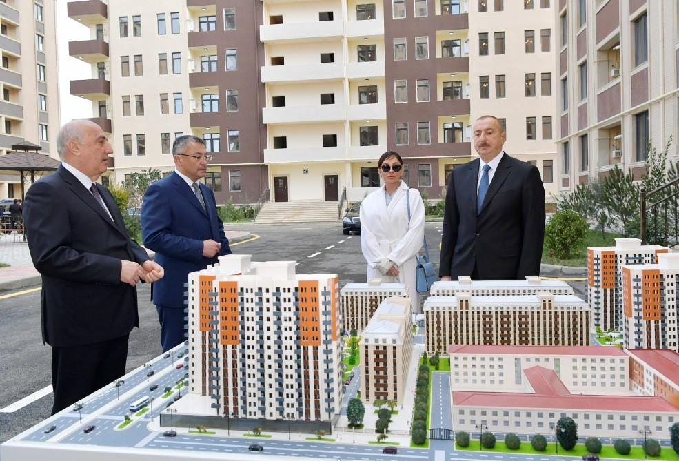 Prezident İlham Əliyev və birinci xanım Mehriban Əliyeva Sumqayıtda qaçqın və məcburi köçkün ailələri üçün inşa olunan yaşayış binaları kompleksinin açılışında iştirak ediblər (FOTO) (YENİLƏNİB)