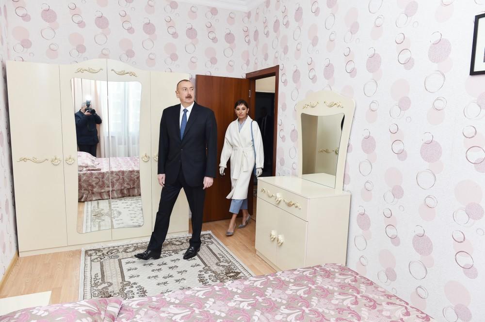 Prezident İlham Əliyev və birinci xanım Mehriban Əliyeva Sumqayıtda qaçqın və məcburi köçkün ailələri üçün inşa olunan yaşayış binaları kompleksinin açılışında iştirak ediblər (FOTO) (YENİLƏNİB)