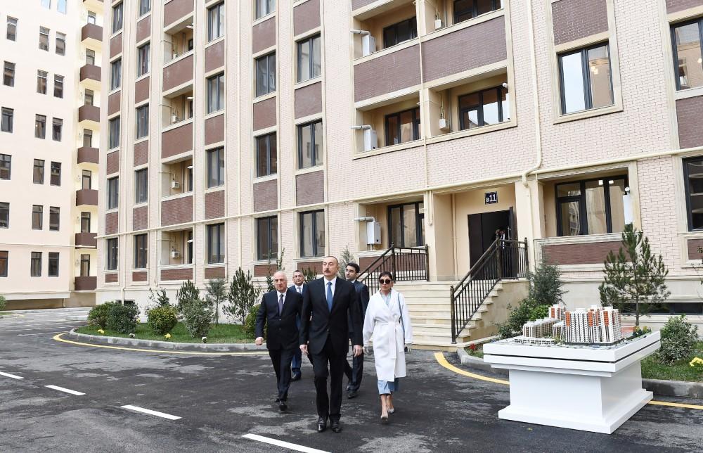 Prezident İlham Əliyev və birinci xanım Mehriban Əliyeva Sumqayıtda qaçqın və məcburi köçkün ailələri üçün inşa olunan yaşayış binaları kompleksinin açılışında iştirak ediblər (FOTO) (YENİLƏNİB)