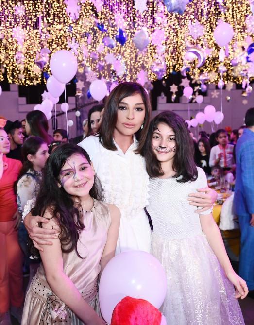 Birinci vitse-prezident Mehriban Əliyeva Heydər Əliyev Fondunun uşaqlar üçün təşkil etdiyi ənənəvi bayram şənliyində iştirak edib (FOTO)