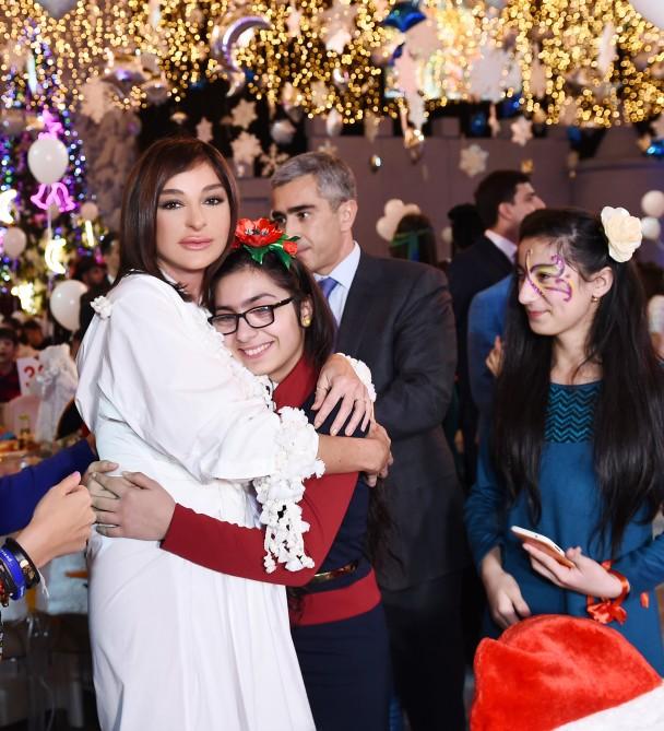 Birinci vitse-prezident Mehriban Əliyeva Heydər Əliyev Fondunun uşaqlar üçün təşkil etdiyi ənənəvi bayram şənliyində iştirak edib (FOTO)