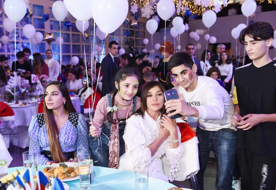 Birinci vitse-prezident Mehriban Əliyeva Heydər Əliyev Fondunun uşaqlar üçün təşkil etdiyi ənənəvi bayram şənliyində iştirak edib (FOTO)