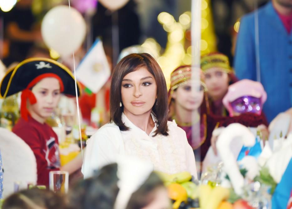 Birinci vitse-prezident Mehriban Əliyeva Heydər Əliyev Fondunun uşaqlar üçün təşkil etdiyi ənənəvi bayram şənliyində iştirak edib (FOTO)