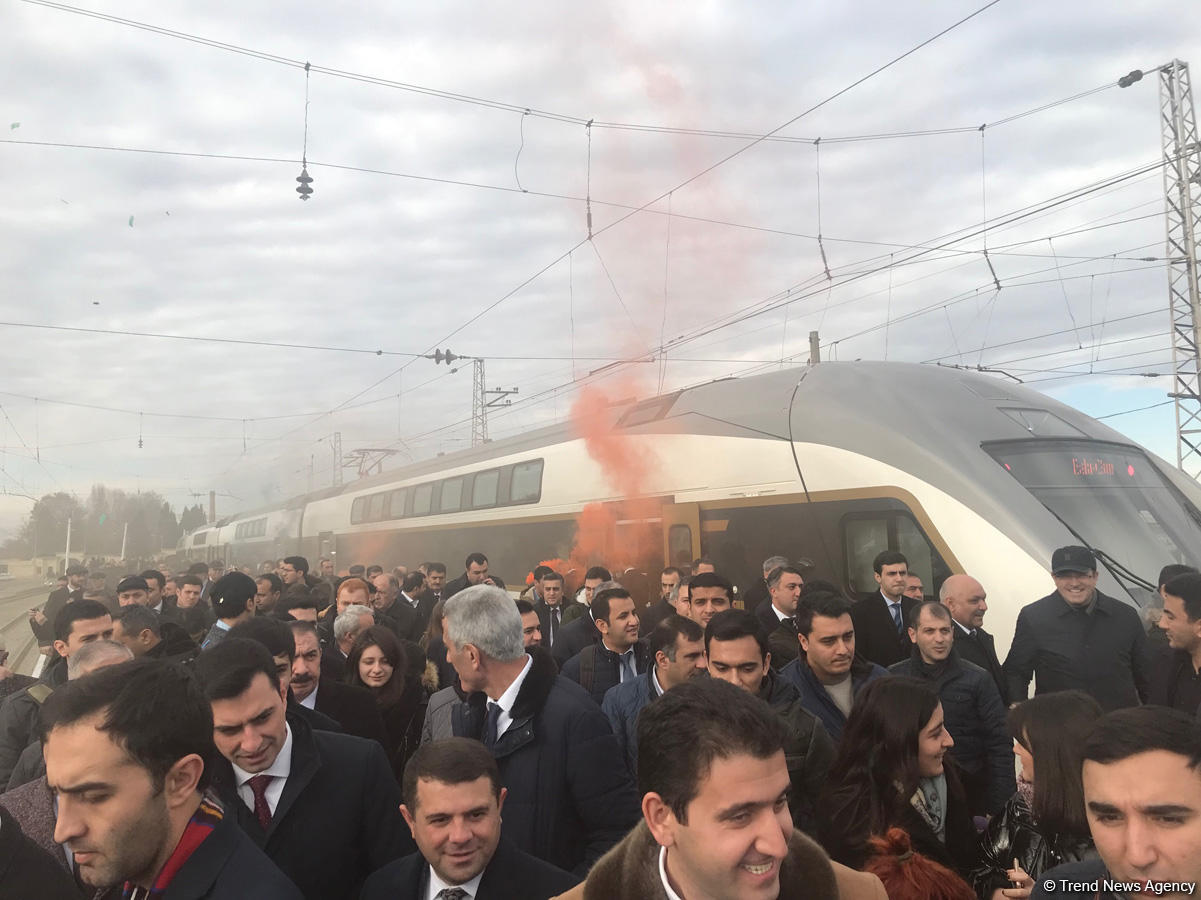 Bakı-Gəncə-Bakı istiqamətində yeni sürətli sərnişin qatarı Gəncəyə çatıb (YENİLƏNİB) (FOTO)