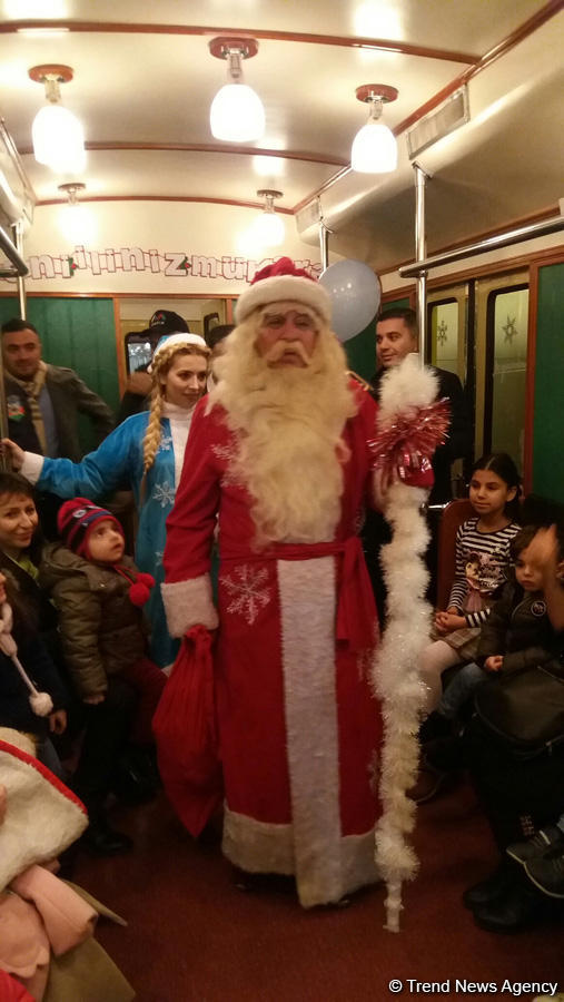 Metro stansiyalarında Yeni il şənliyinə start verildi (FOTO)