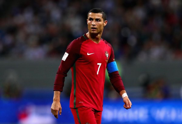 “Əl-Nəsr” futbol klubu Kriştiano Ronaldo ilə müqavilə imzaladığını açıqlayıb