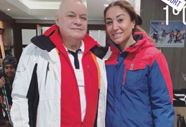 Məşhur rusiyalı teleaparıcı Azərbaycan dağlarında istirahət edir (FOTO)