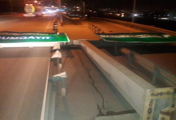 Bakıda külək nəticəsində lövhə aşıb (FOTO)