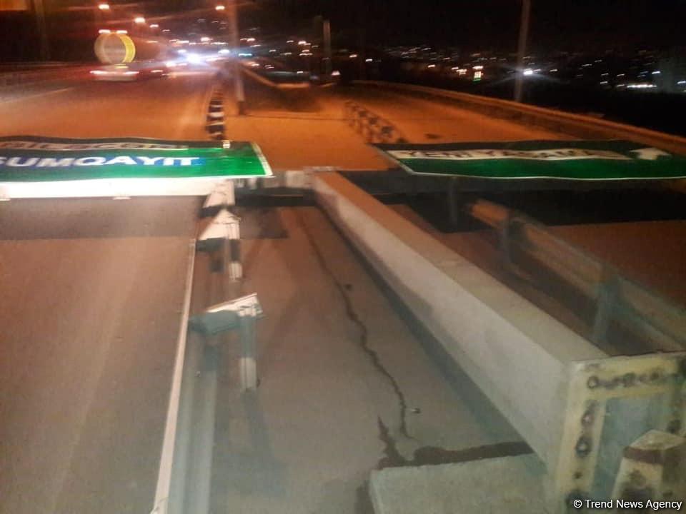 Bakıda külək nəticəsində lövhə aşıb (FOTO)