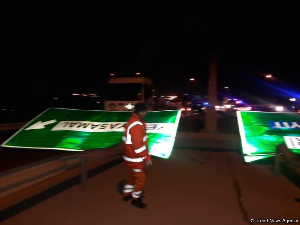 Bakıda külək nəticəsində lövhə aşıb (FOTO)
