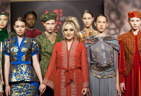 Gülnarə Xəlilovanın rəngarəng kolleksiyaları İstanbulda moda həftəsinin iştirakçılarını valeh edib (FOTO)