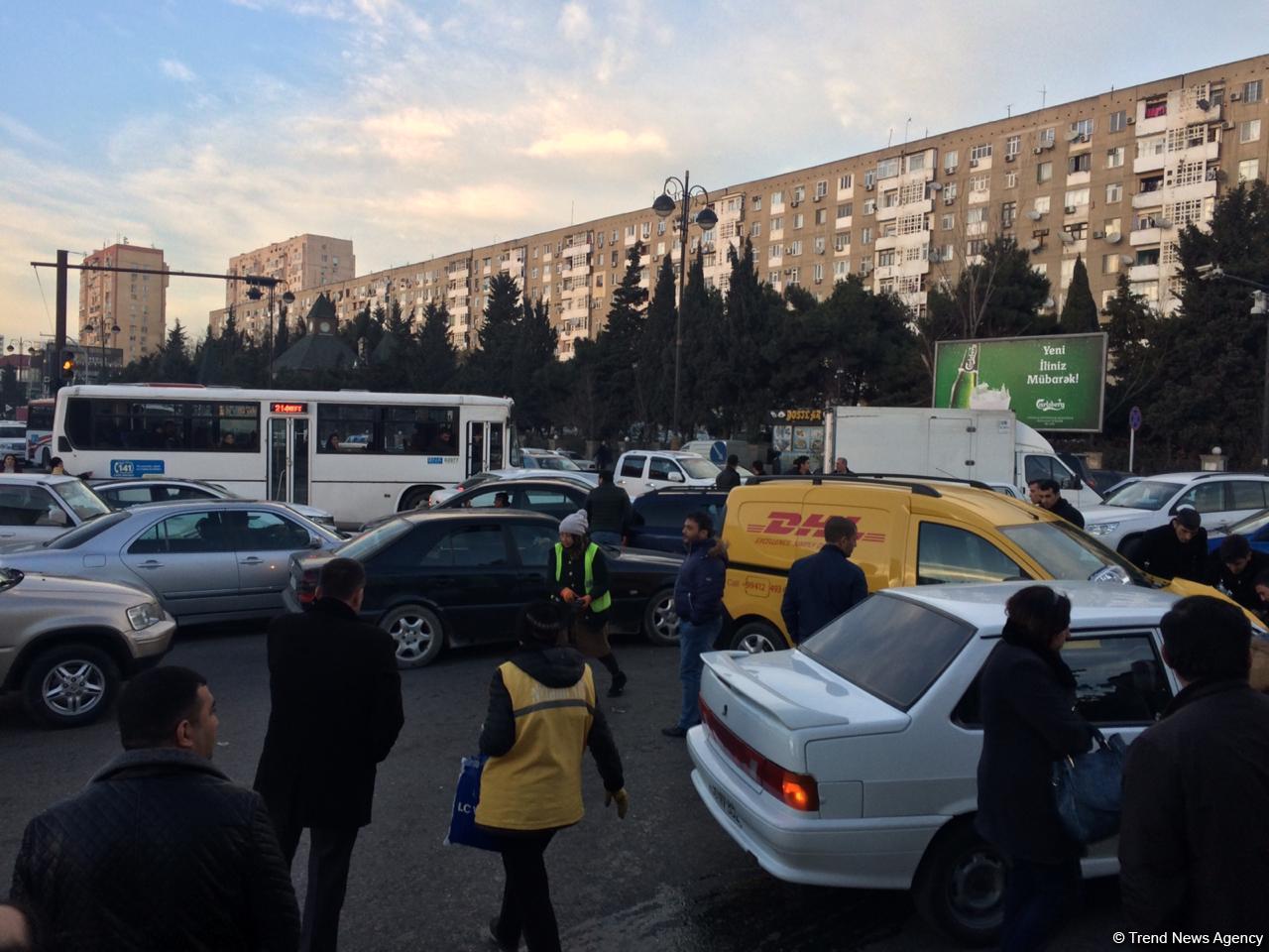 Bakıda zəncirvari qəza: 4 maşın bir-birinə çırpıldı, tıxac yarandı (FOTO/VİDEO)