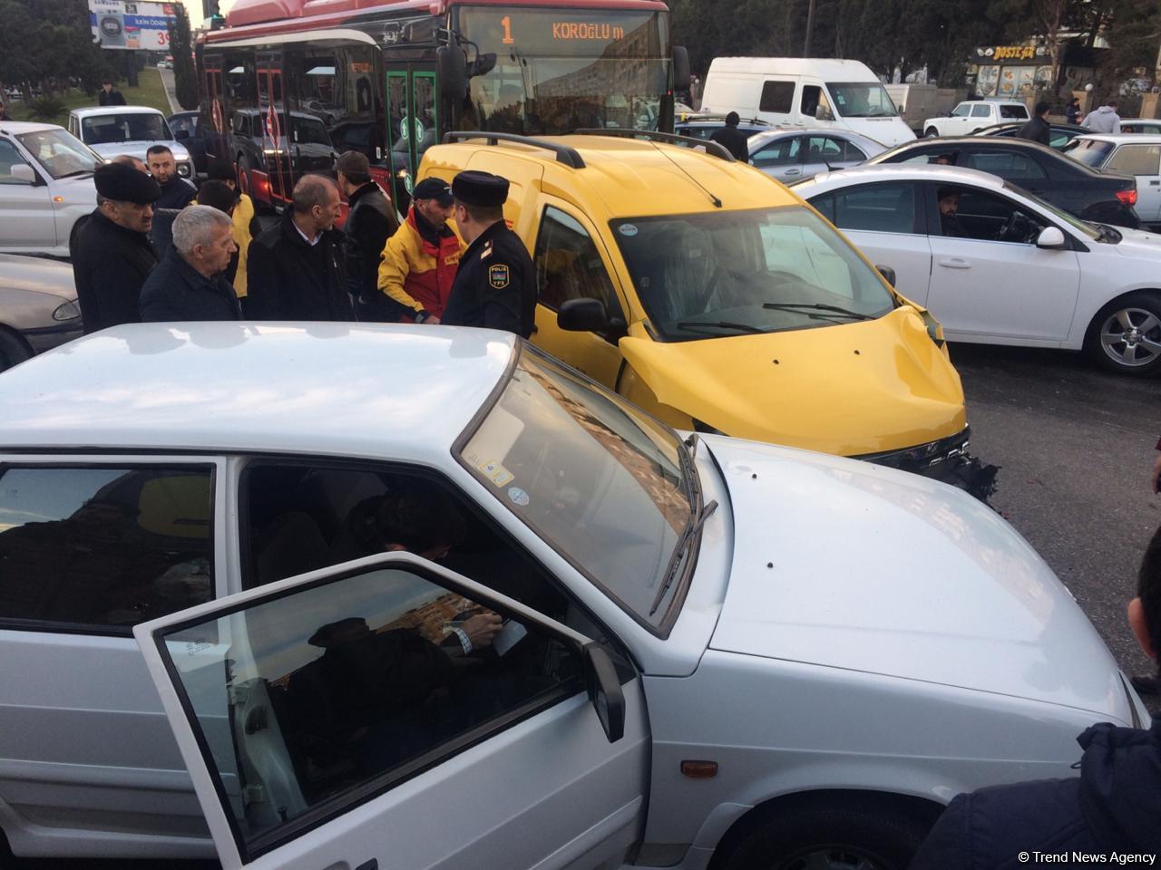 Bakıda zəncirvari qəza: 4 maşın bir-birinə çırpıldı, tıxac yarandı (FOTO/VİDEO)