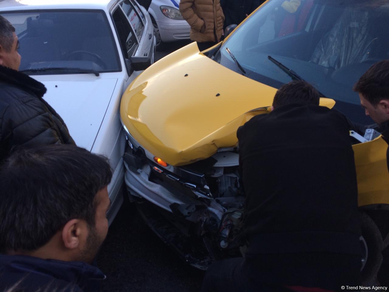 Bakıda zəncirvari qəza: 4 maşın bir-birinə çırpıldı, tıxac yarandı (FOTO/VİDEO)