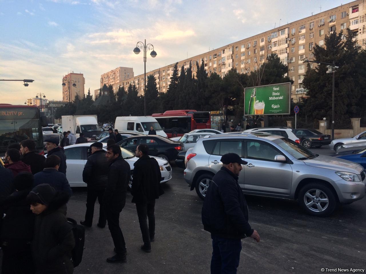 Bakıda zəncirvari qəza: 4 maşın bir-birinə çırpıldı, tıxac yarandı (FOTO/VİDEO)