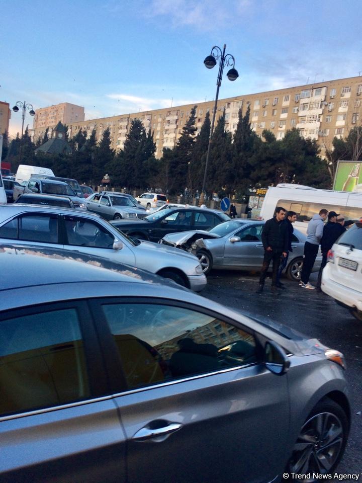 Bakıda zəncirvari qəza: 4 maşın bir-birinə çırpıldı, tıxac yarandı (FOTO/VİDEO)