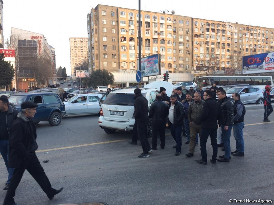Bakıda zəncirvari qəza: 4 maşın bir-birinə çırpıldı, tıxac yarandı (FOTO/VİDEO)