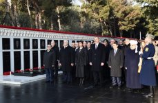 Prezident İlham Əliyev və birinci xanım Mehriban Əliyeva 20 Yanvar şəhidlərinin əziz xatirəsini yad ediblər (YENİLƏNİB) (FOTO)