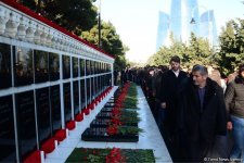 Azərbaycan ictimaiyyəti 20 Yanvar faciəsi qurbanlarının əziz xatirəsini yad edir (FOTO)