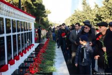 Azərbaycan ictimaiyyəti 20 Yanvar faciəsi qurbanlarının əziz xatirəsini yad edir (FOTO)