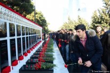 Azərbaycan ictimaiyyəti 20 Yanvar faciəsi qurbanlarının əziz xatirəsini yad edir (FOTO)
