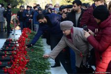 Azərbaycan ictimaiyyəti 20 Yanvar faciəsi qurbanlarının əziz xatirəsini yad edir (FOTO)